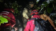 Ülkeye kaçak yollarla giren göçmenler ormanlık alanda donmak üzereyken bulundu: Tedavinin ardından tutuklandılar