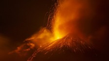 Etna Yanardağı bir kez daha patladı: Lavlar üç koldan akıyor