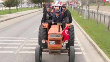 Özgür Özel, miting alanına traktörle geldi