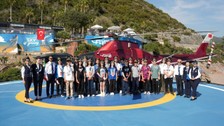 Alanya'da 23 Nisan Bayramı helikopterle kutlandı