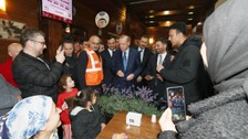 Cumhurbaşkanı Erdoğan, geceyi dışarıda geçiren vatandaşları ziyaret etti