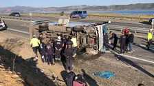 Elazığ'da yolcu midibüsü devrildi: 25 yaralı