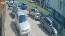 Köpekten kaçarken başını otomobile çarptı