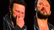 Tarkan'dan duygu dolu anlar: Annesinin hatırasına gözyaşlarıyla şarkı söyledi
