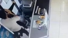 Bodrum'daki süper markette dehşet veren darp! Öfkeden deliye dönen adam, iş arkadaşının boğazına yapıştı