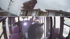 Facia ucuz atlatıldı! Fırtına uçan binanın çatısı, yolcu indiren dolmuşun üzerine düştü