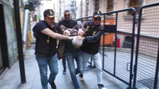 Özgür Özel'e yumruk attı! Saldırganın gözaltına alındığı anlar kamerada