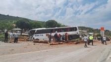 Çanakkale'de yolcu otobüsü tomruk kamyonu otomobil kazaya karıştı: Çok sayıda ölü ve yaralı var
