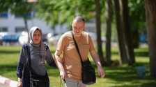 İzmir'de yaşayan Nevra Yıldırım görme engelli oğlu Önder Savaş Yıldırım'ın elini 39 yıldır bırakmıyor