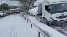 D-100'de trafiği kilitleyen kaza! Alçı yüklü TIR bariyerlere çarptı