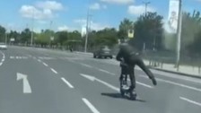 İstanbul'da tehlikeli scooter yolculuğu kamerada