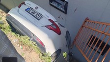 Kağıthane’de fren yerine gaza basan sürücünün çarptığı araç bina boşluğuna düştü