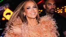 Jennifer Lopez kıyafetinin azizliğine uğradı! Elbisesi kayınca göğsü açıldı