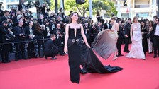 Cannes'dan Ebru Yaşar geçti! Kırmızı halıya damga vurdu