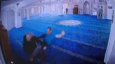 Camide telefon kavgası: "Namaz bitti" dedi, tekmeyle saldırıya uğradı