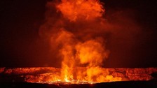 Dünyanın en aktif yanardağı Kilauea yeniden lav kustu: 300 metrelik patlama!
