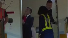 Macron’un Vietnam ziyareti olaylı başladı: Eşi Brigitte tokat mı attı? İşte o görüntüler