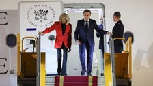 Eşinden tokat yediği iddia edilen Macron'u kızdıracak afiş