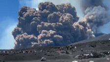 Etna Yanardağı patladı! Turistler kaçarken görüntülendi