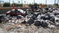 İzmir Bornova'da araçlar çöp altında kaldı ama nedeni grev değil