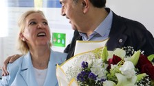 Bakan Tekin'den sınıf öğretmenine sürpriz doğum günü kutlaması