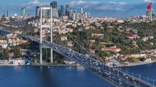 15 Temmuz Şehitler Köprüsü’nde intihar girişimi: Taksi şoförüne silah gösterip köprüye sürdü