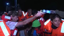 İsrail, PR çalışması için sandviç dağıttığı görüntüleri servis etti
