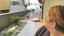 Avcılar'da panik dolu anlar: Yıkım yapılan binadan röportaj sırasında beton blok düştü