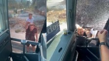 Turistlerin taşındığı otobüsün önünü kesip taşla saldırdılar