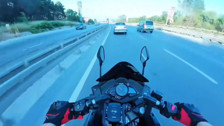 Önüne çıkan otomobile tepki gösteren motosikletli, otobüse çarptı