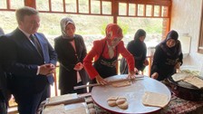 Bakan Göktaş, kadın kooperatifinde hamur açtı