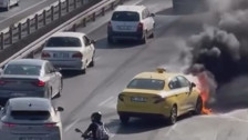 İstanbul Fatih'te ticari taksi alev alev yandı