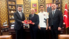 MHP Lideri Bahçeli'ye kendisine takdim edilen İHA prototipe 'TÜRKHAN' adını verdi