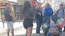 İzmir'de 2 genç kız, temizlik işçisini sopayla darp etti! Mahkeme o görüntüler sonrası acımadı
