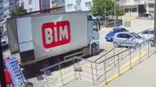 BİM'de feci kaza: Market personeli taşıdığı yükle kamyon arasında sıkıştı