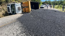 Kastamonu’da asfalt yüklü hafriyat kamyonu devrildi