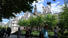 Paris'te tarihi belediye binasının avlusu küresel ısınma nedeniyle kent ormanına çevrildi