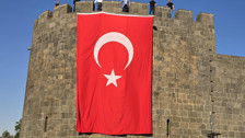 PKK'nın silah bırakmasının ardından Diyarbakır surlarına Türk bayrağı asıldı