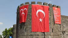 Terörsüz Türkiye kapsamında Diyarbakır Surları'na 3 Hilal asıldı