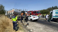 TEM'de korkunç kaza! Süt kamyonuyla otomobil çarpıştı, 4 kişi yaşamını yitirdi