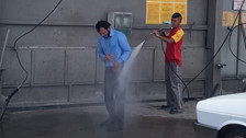 Tokat'ta sıcaktan bunalan bir kişi oto yıkamacıda tazyikli suyla serinledi