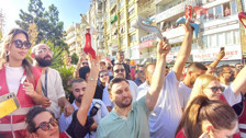 Aydın'da 'topuklu' eylem: AK Parti'ye geçen Özlem Çerçioğlu'nu protesto ettiler