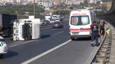 Başakşehir TEM'de yine kamyonet devrildi: Trafik kilitlendi