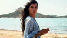 Tuba Büyüküstün’den cesur dönüş: Yeni filminde direk dansçısını canlandıracak!