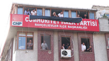 CHP'nin Bahçelievler'deki binasına 'İstanbul İl Başkanlığı' yazılı pankart asıldı