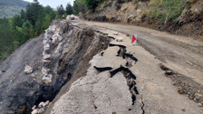 Bozkurt'ta heyelan: Köy yolu ulaşıma kapandı