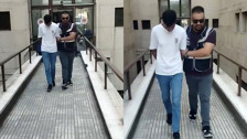 Polisi gören firari, çimlere yatıp ölü taklidi yaptı