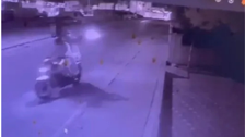 Motosikletli şüpheliler, otomatik tabancayla berber dükkanına saldırı düzenledi