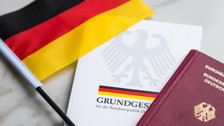 Almanya'dan göçmenlere vatandaşlık freni: 3 yıllık hızlandırılmış süre kaldırıldı