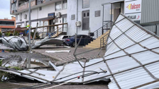 Hatay'da fırtına; 2 binanın çatısı uçtu, araçlar zarar gördü